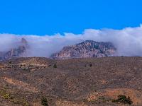 Teleblick von Fataga aus zu wolkenumschwebten Bergen